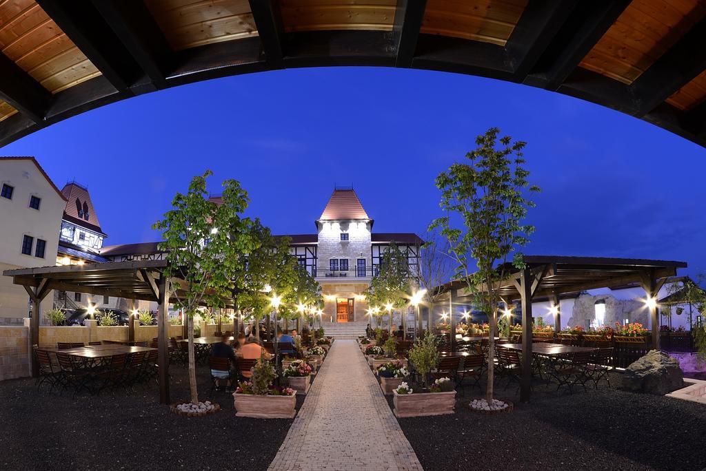 Hotel Castel Royal Mosnita Noua Екстериор снимка