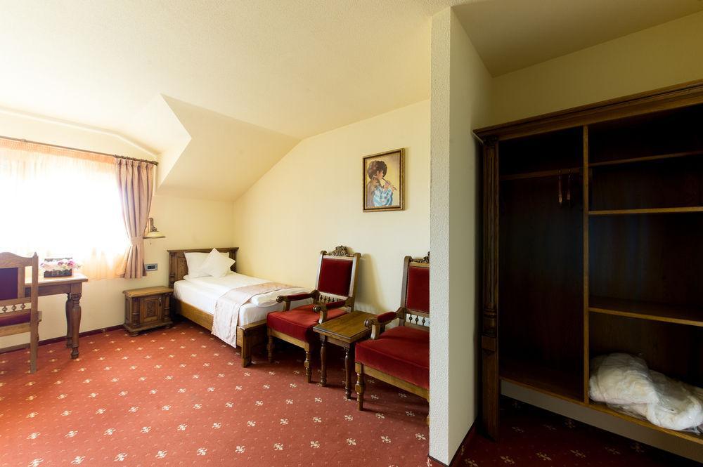 Hotel Castel Royal Mosnita Noua Екстериор снимка