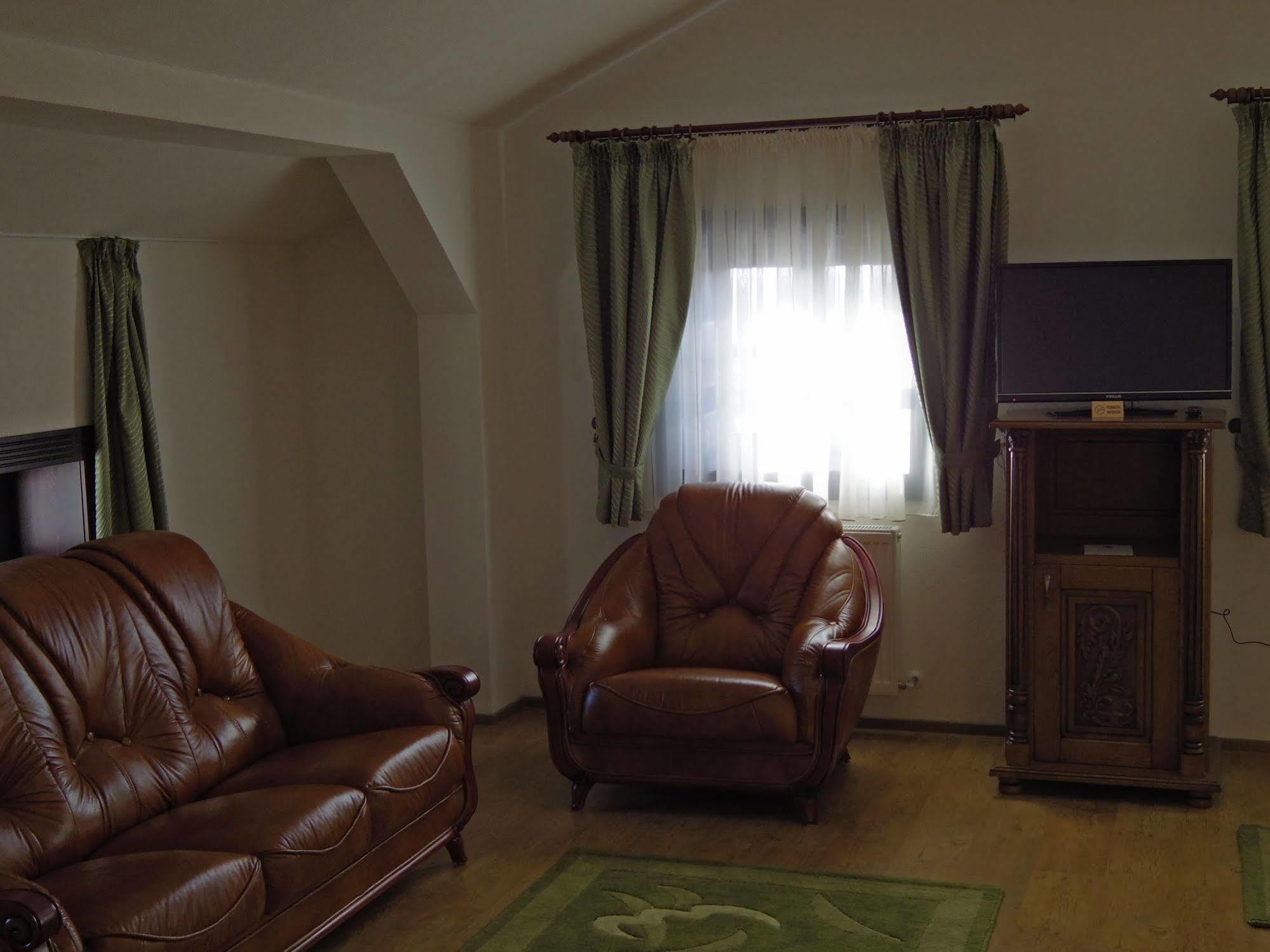 Hotel Castel Royal Mosnita Noua Екстериор снимка