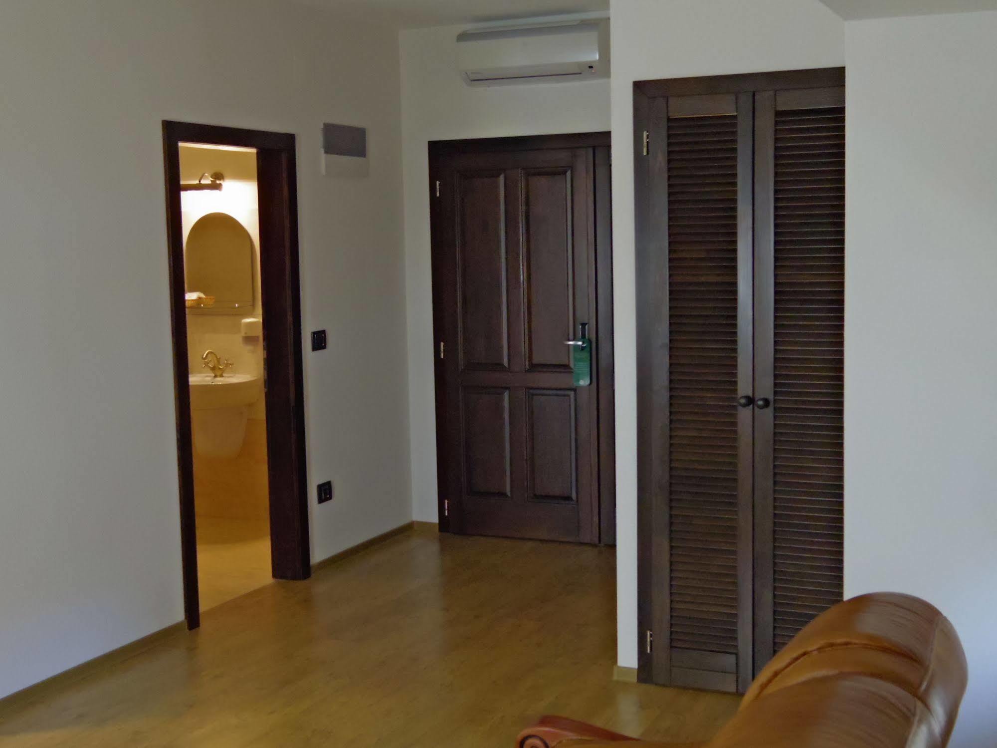 Hotel Castel Royal Mosnita Noua Екстериор снимка