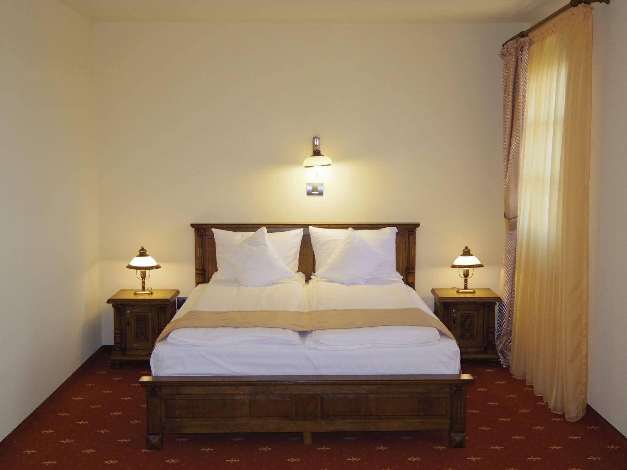Hotel Castel Royal Mosnita Noua Екстериор снимка